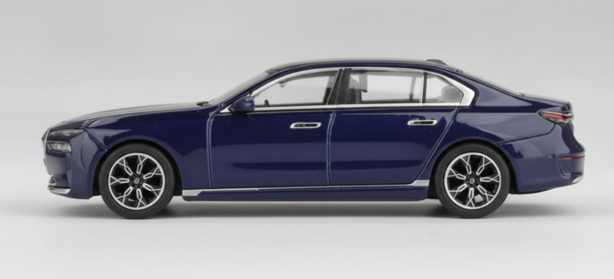 BMW i7 Car CCA G70 Premium Die-Cast Scale Model Car 1:24