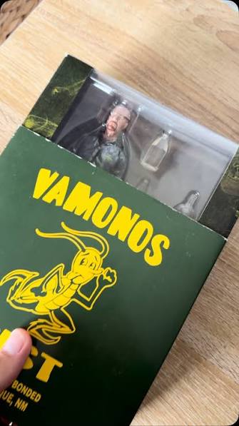 BREAKING BAD EXCLUSIVE Walter White Vamonos Pest Suit Mezco Action Figure