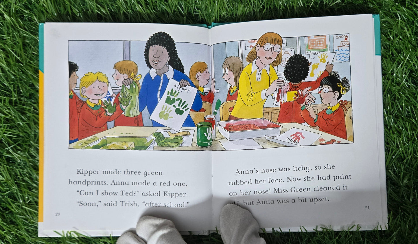 At School (Read at Home: First Experiences) By Roderick Hunt & Alex Brychta