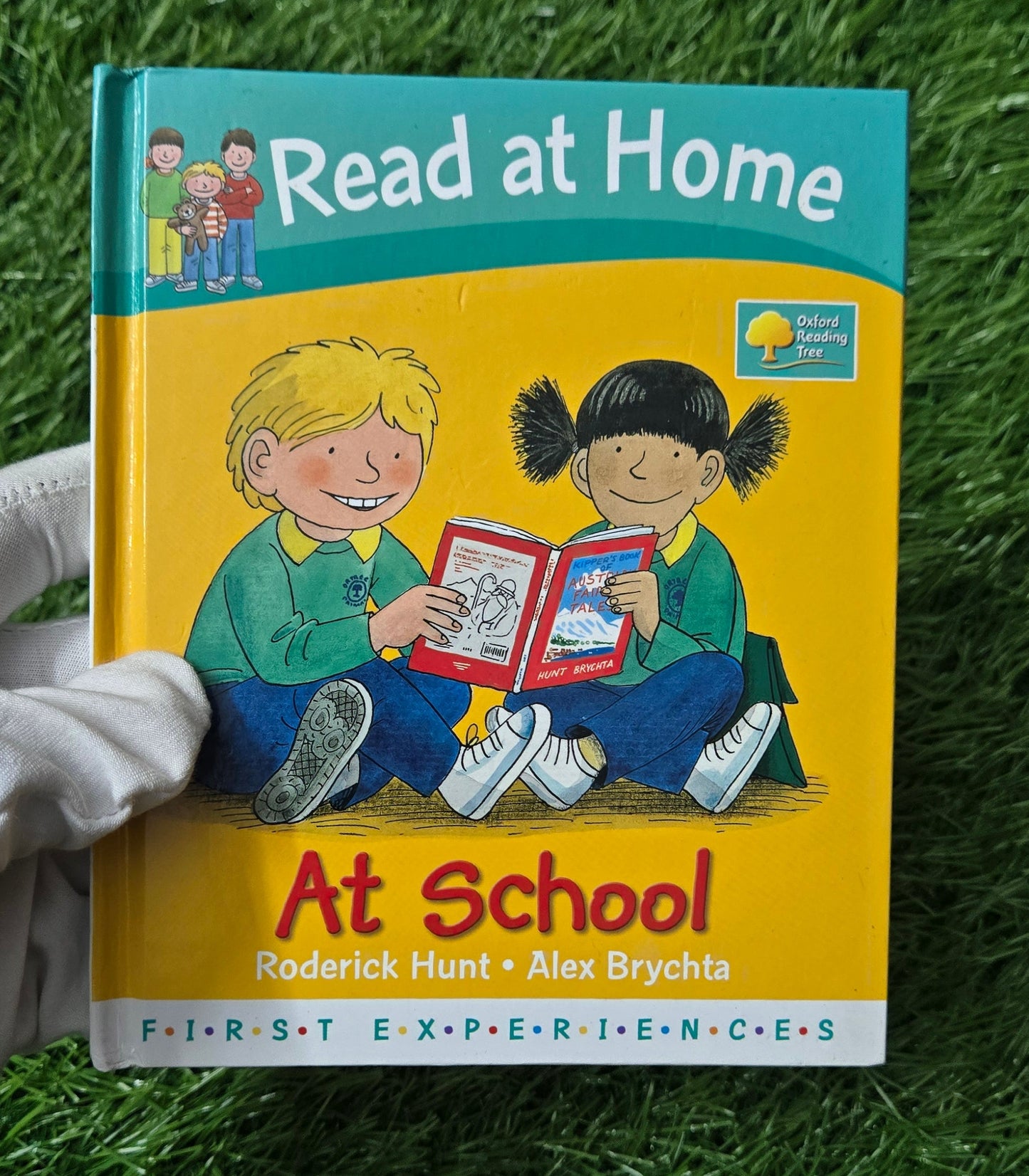 At School (Read at Home: First Experiences) By Roderick Hunt & Alex Brychta